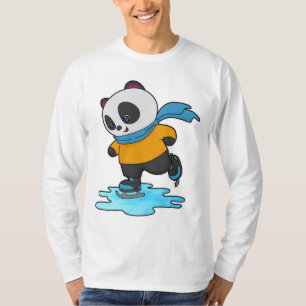Panda bij ijsschaatsen met ijskoude schaatsen en s t-shirt