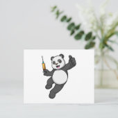 Panda bij vaccinatie met spuit briefkaart (Staand voorkant)