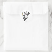 Panda bij vaccinatie met spuit ronde sticker (Tas)