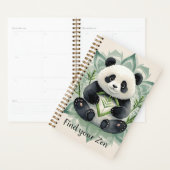 Panda Chubby assis dans une pose de lotus Zen (Devant avec enveloppe)