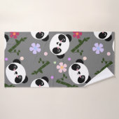 Panda de Kawaii sur le gris (Serviette de bain)