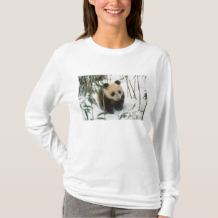 Panda welp in de sneeuw, Wolong, Sichuan, China T-shirt