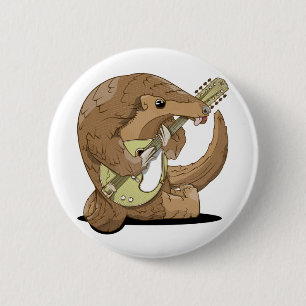 Pangolin die een mandolin speelt ronde button 5,7 cm