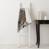 Pangolin Mandala Pewter Sherpa Deken (In situ)