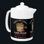 Panier de pomme frais ferme théière<br><div class="desc">🥇 UN DESIGN D'ART ORIGINAL DE DROIT D'AUTEUR DE Donna Siegrist SEULEMENT DISPONIBLE SUR ZAZZLE! Teapot rustique Agricole. Farm Fresh Apple - sur un design arrière - plan noir prêt à vous personnaliser. Cette théière peut être personnalisée avec le nom et une date de test. Fait un merveilleux cadeau à...</div>