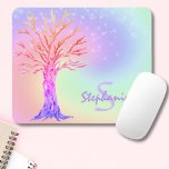 Panier de souris arc-en-ciel Monogramme<br><div class="desc">Ce joli tapis de souris est décoré d'un arbre et d'un arrière - plan de couleur arc-en-ciel aux étoiles étincelantes. Vous pouvez le customiser avec un nom et un monogramme. Arbre de mosaïque d'origine © Michele Davies.</div>