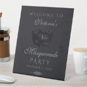 Panneau de bienvenue à la soirée masquée argentée (In SItu)