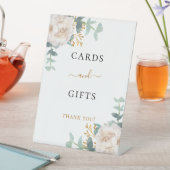 Panneau de cartes et cadeaux de fleurs blanches d' (In SItu)