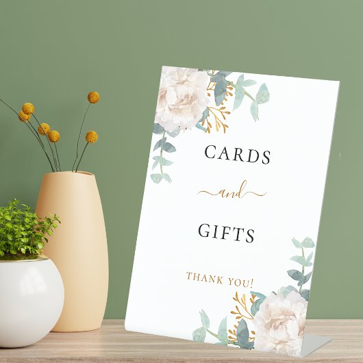 Panneau de cartes et cadeaux de fleurs blanches d'