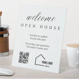Panneau de code QR de l'agent immobilier audacieux