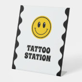 Panneau de table d'une joyeuse station de tatouage (Recto)