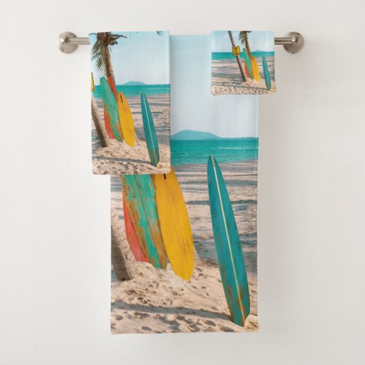 Panneaux de surf sur la plage lancer oreiller (En situation)