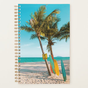 Panneaux de surf sur la plage lancer oreiller