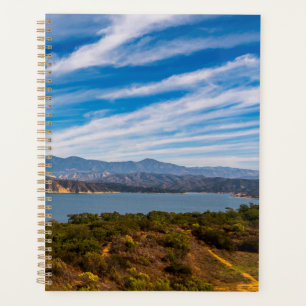 Panorama du lac Cachuma, montagnes de Santa Ynez