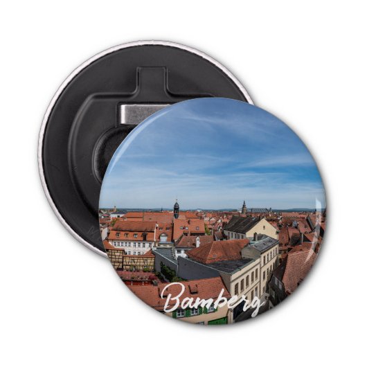 Panorama uitzicht van de oude stad van bovenaf in  button flesopener (Voorkant)