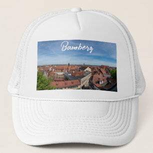 Panorama uitzicht van de oude stad van bovenaf in trucker pet