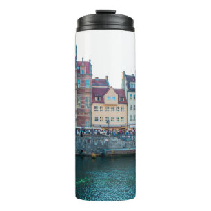 Panorama van typische kleurrijke decoratieve midde thermosbeker