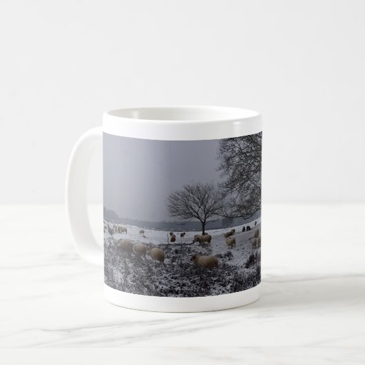 Panoramisch sneeuwlandschap met bomen en Mok van s (Voorkant links)