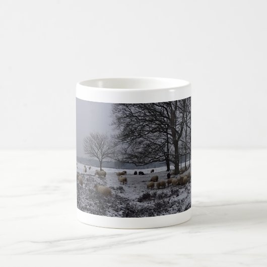 Panoramisch sneeuwlandschap met bomen en Mok van s (Center)