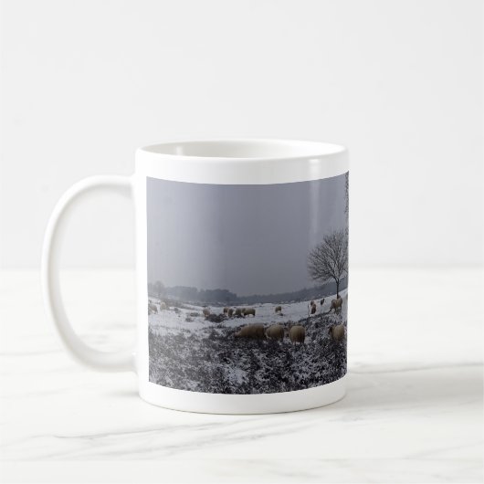 Panoramisch sneeuwlandschap met bomen en Mok van s (Links)