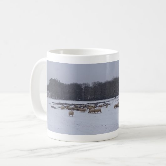 Panoramisch sneeuwlandschap met Mok van schapenkof (Voorkant links)
