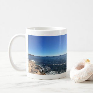 Panoramisch Vista of Rocky Shoreline Koffiemok