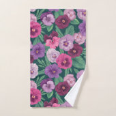 Pansies colorées sur bleu vert foncé (Serviette à main)