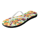 Pansies op off white teenslippers (Schuin)