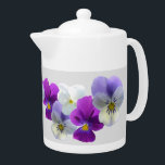 Pansies violettes et blanches Teapot gris clair<br><div class="desc">Ces beaux panneaux violets et blancs viennent de mon propre jardin. Les trois couleurs font un joli bouquet sur cette théière. Vous pouvez choisir votre propre couleur arrière - plan,  si vous voulez.</div>