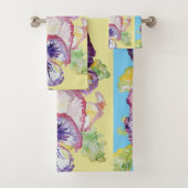 Pansy bleu violet Fleurs Floral Serviette de bain (En situation)