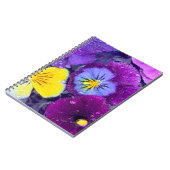 Pansy bloemen die drijven in een vogelbad met dauw notitieboek (Linkerzijde)