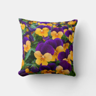 Pansy Bloom: Garden Beauty Close-up. Kussen