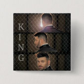 PANTELIS PANTELIDIS PIN BACK BADGE VIERKANTE BUTTON 5,1 CM (Voorkant)