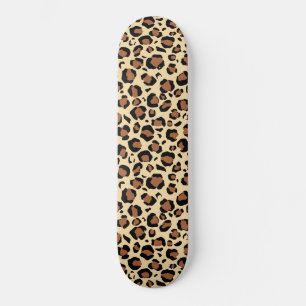 Pantherafdrukken op beige achtergrond skateboard