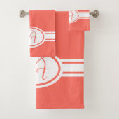 Pantone Living Coral Monogram Bad Handdoek (Insitu)