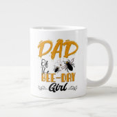 Pap van bijendag-meisje-hive-partij die de verjaar extra grote beker (Rechts)