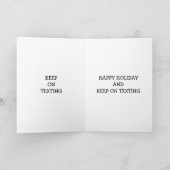 PAPA D'ÂGE MOYEN TEXTANT LA CARTE DE NOËL (Intérieur)