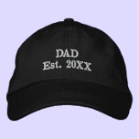 "Papa Est. ANNÉE" Moderne minimaliste Cool simple<br><div class="desc">Ce casquette cool est pour votre père cool. "Papa Est. 20XX" lit le texte brodé, en gras, typographie moderne. Personnaliser avec l'année de naissance du premier enfant pour marquer la date spéciale où il est devenu père. Un look simple et intemporel. Un grand cadeau pour votre père unique en Fête...</div>