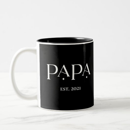 Papa Est. Datum met kindernamen | Moderne tekst Tweekleurige Koffiemok (Links)