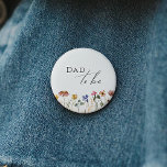 Papa Fleur sauvage Coloré À Être<br><div class="desc">Ce bouton fleur sauvage coloré est parfait pour votre baby shower d'été simple, lunatique et boho. Les fleurs aux couleurs vives, rose, jaune, orange et or donnent à ce produit l'impression d'un jardin de printemps hippie vintage, élégant et minimaliste. Le design moderne est artistique et délicat, représentant une prairie terrestre...</div>