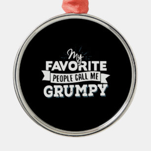 Papa geeft mijn favoriete mensen me brutaal metalen ornament