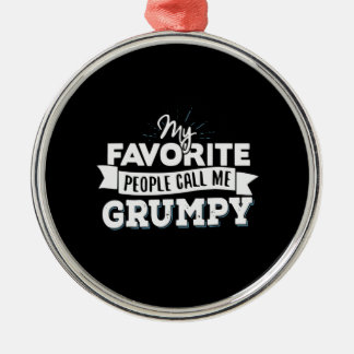 Papa geeft mijn favoriete mensen me brutaal metalen ornament