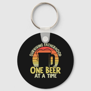 Papa Gift Surviving Fatherhood One Beer Sleutelhanger