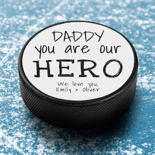 Papa je bent onze Hero Typografie Vader Dag Hockey Puck