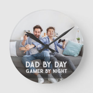 Papa-op-dag gamer bij nacht Vaderdag van zoon en v Ronde Klok