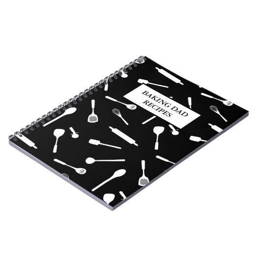 Papa pakt het keukengereedschap uit met blanco bli notitieboek (Linkerzijde)