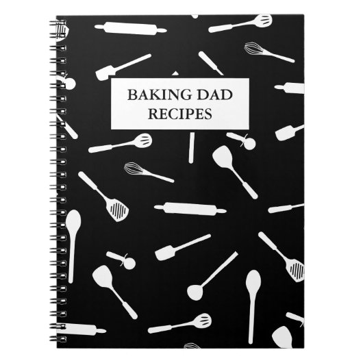 Papa pakt het keukengereedschap uit met blanco bli notitieboek (Voorkant)