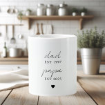 Papa & Papa personnalisé EST Mug | Fête des pères<br><div class="desc">Célébrez une vie d'amour et d'héritage avec cette élégante tasse jumbo Papa & Papa EST. Doté de deux dates personnalisées pour le jour où il est devenu père et grand-père, ce design minimaliste est le cadeau idéal pour la fête des pères, les anniversaires ou les nouvelles annonces grand-parents. Ajoutez une...</div>