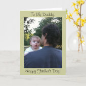 Papa tient la carte de Fête des pères bébé de l'en (Fleur jaune)