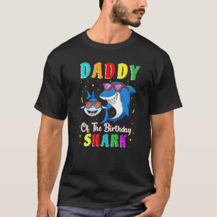 Papa van de familie van de haaiensterfte die de ge t-shirt